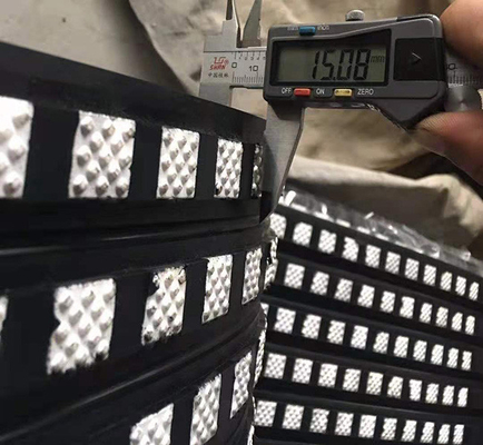 コンベヤーのドラム滑車陶磁器の遅延の12mmの15mm厚い10m長いゴム製陶磁器の滑車のラギング