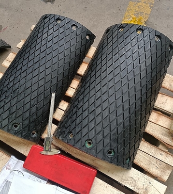 コンベヤーの滑車の遅延の取り替え可能な縁の陶磁器のゴム製滑車のラギングのボルト
