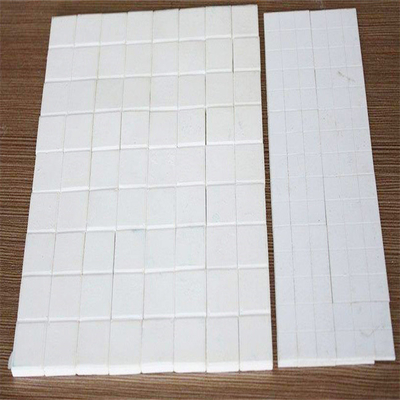 摩耗の抵抗力がある高いアルミナのセラミック タイル300x300のコンベヤー シュートはさみ金